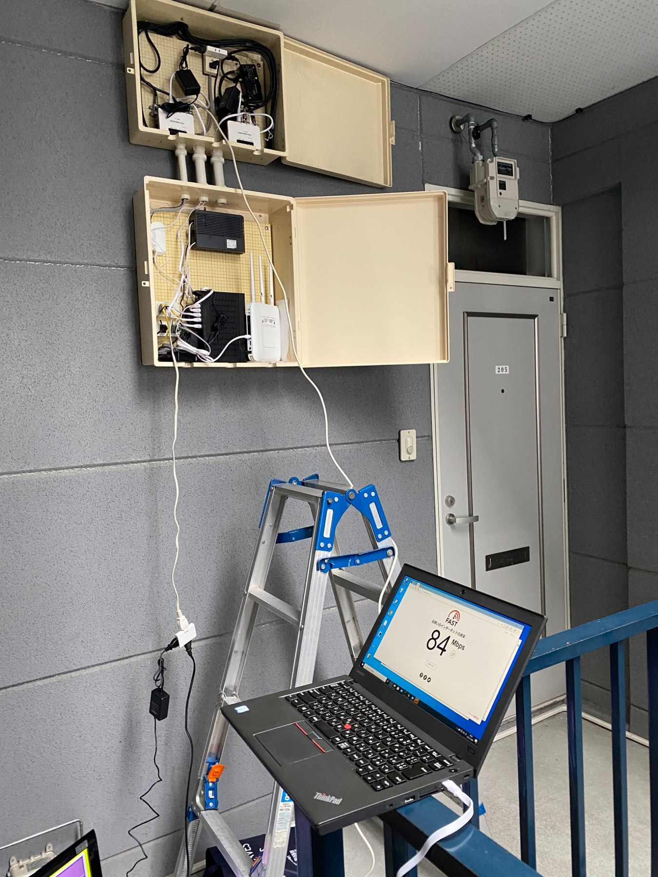 通信盤とネットワーク機器の施工