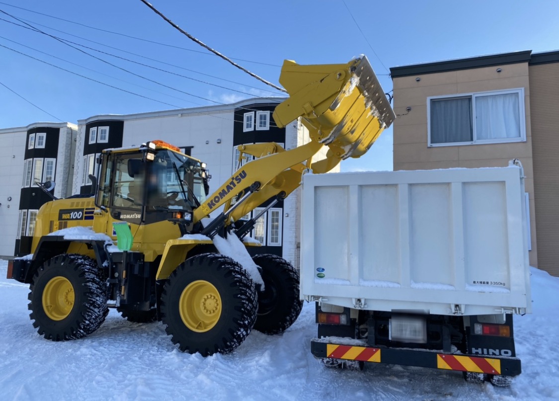 旭川市内でWA100ホイールローダーがダンプへ雪を積み込む様子